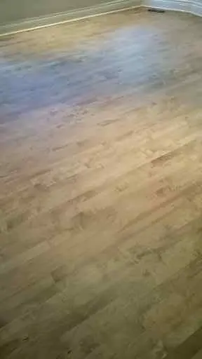 plancher de bois franc en éeable de couleur
